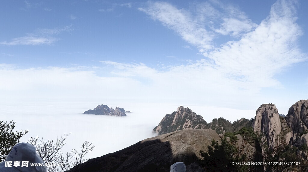 高山云海间的壮美景观