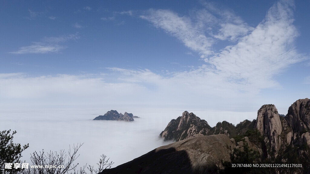 云海中的山峦美景