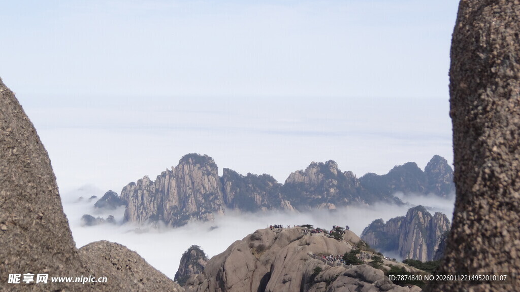 云雾缭绕的壮美山景
