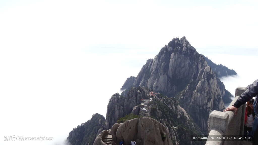 巍峨险峻的壮丽山峰