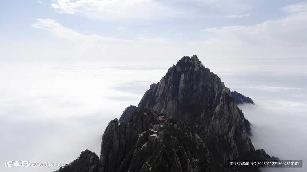 云海中的巍峨山峰