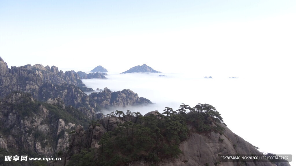 黄山云海中的山峦美景