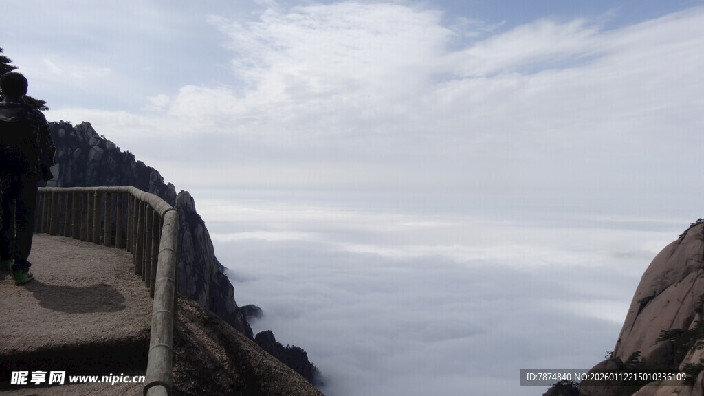 山巅观景台俯瞰云海奇景