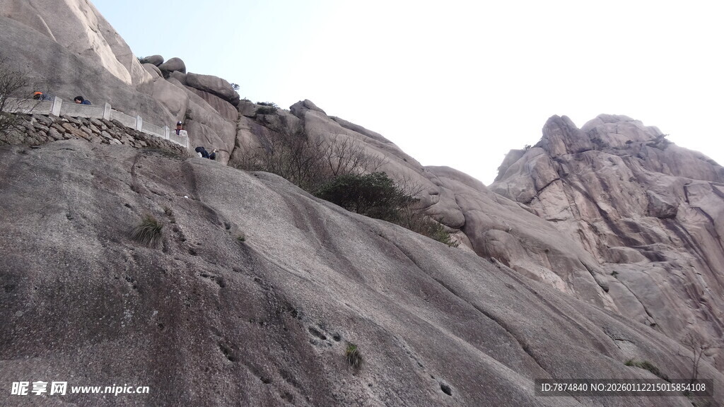 陡峭嶙峋的壮美山景