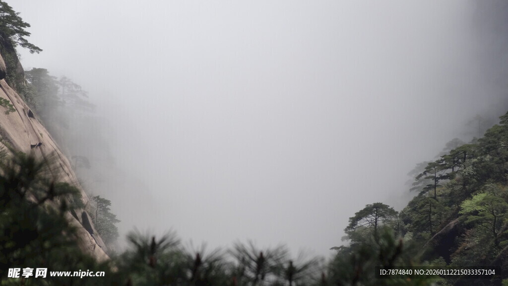 云雾缭绕的山间景色