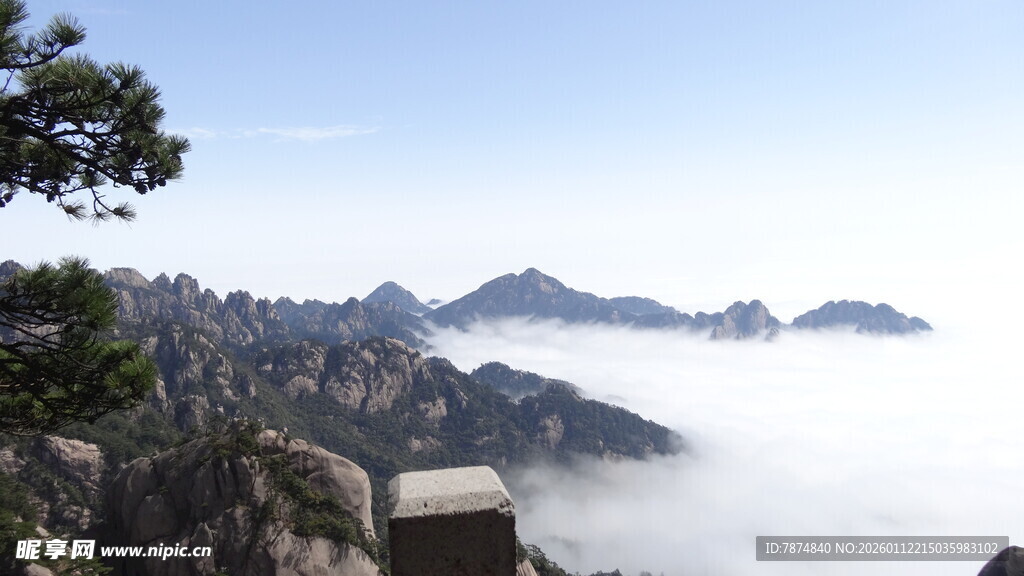 云海环绕的壮丽山峦景色