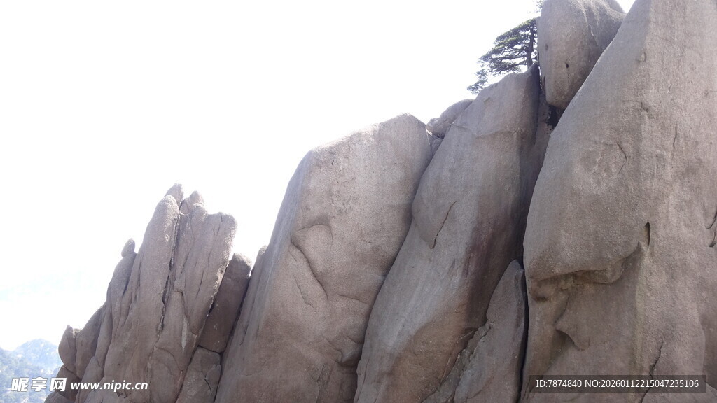 巍峨嶙峋的壮观岩石山峰