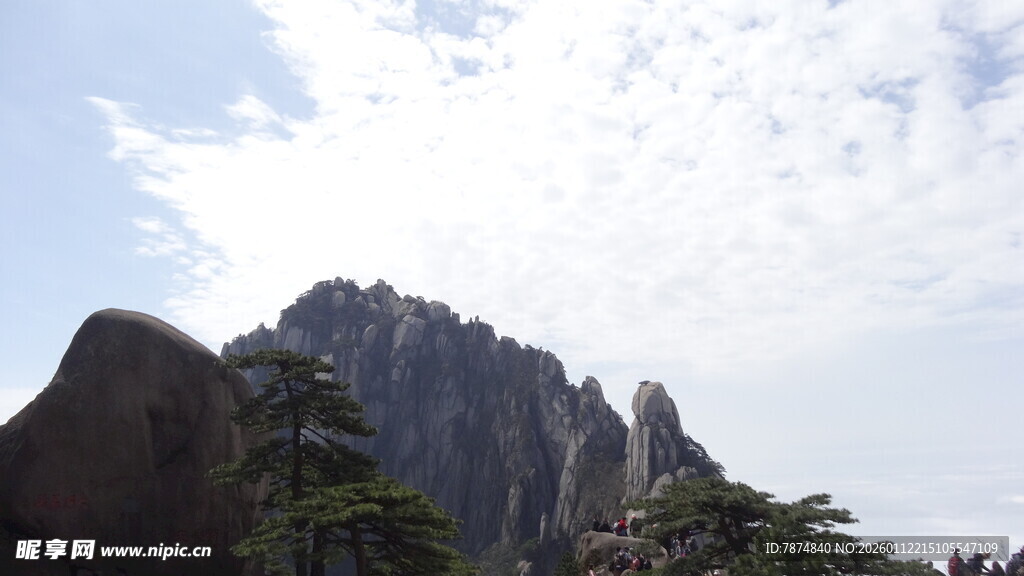 巍峨山峰与蓝天白云景色