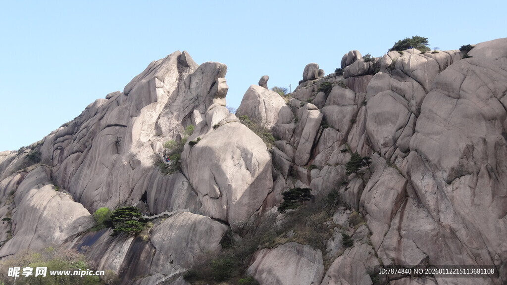 巍峨嶙峋的壮丽山石景观