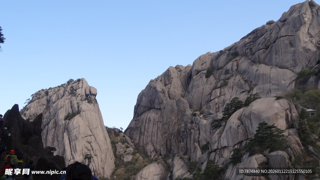 巍峨嶙峋的壮丽山石景观