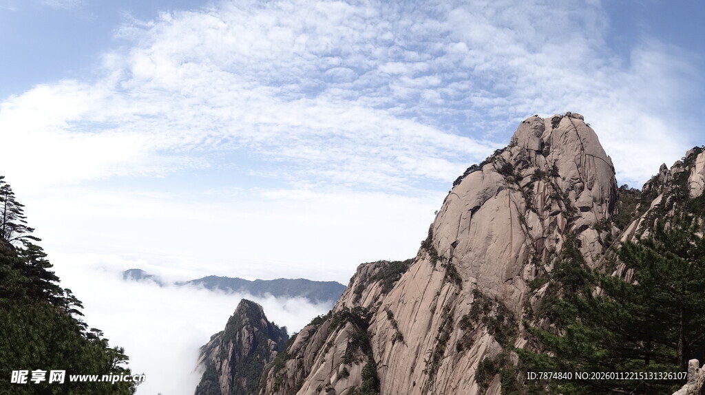 巍峨山峰云雾缭绕美景