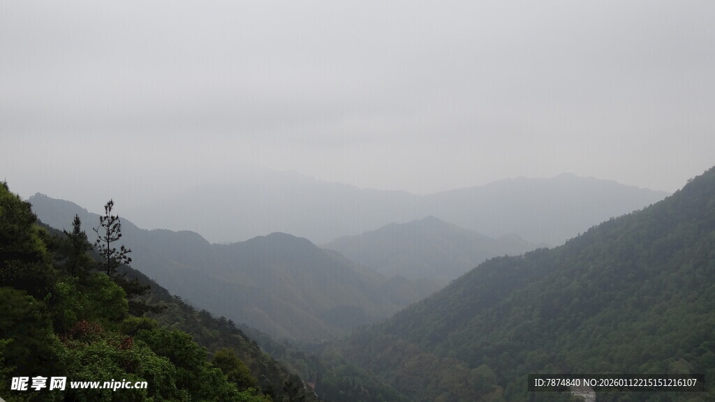雾霭中的连绵山峦