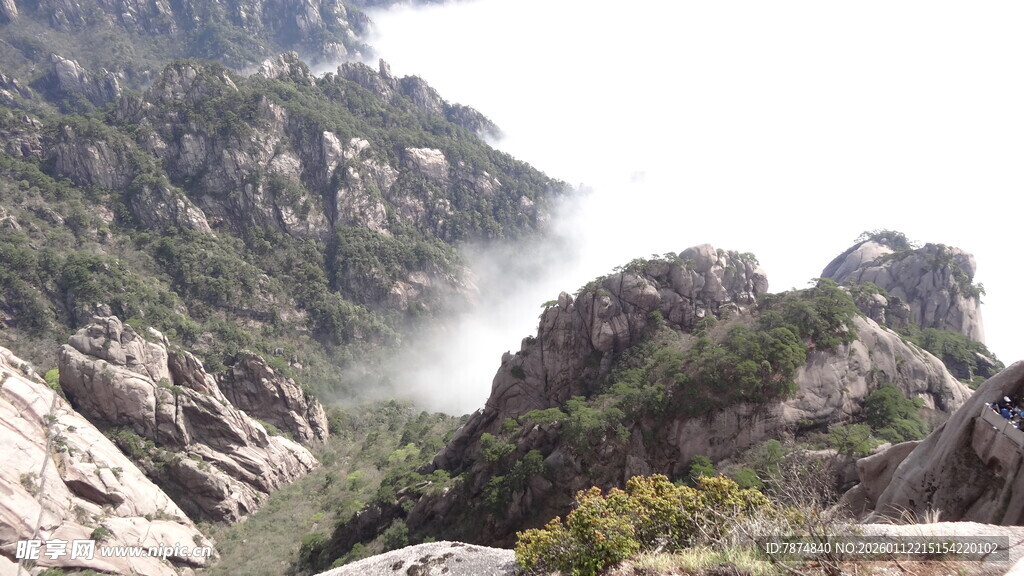 山间云雾缭绕的壮美景色