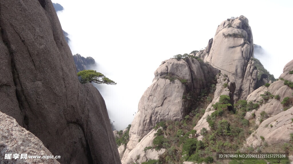 奇特嶙峋的山间岩石景观