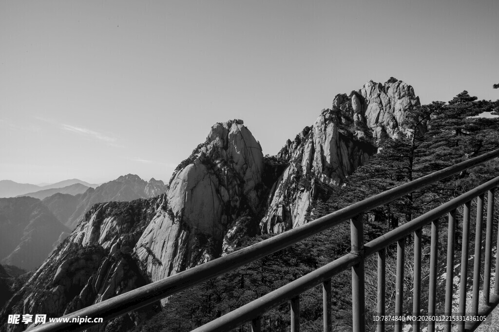 山间铁栏旁的嶙峋奇峰
