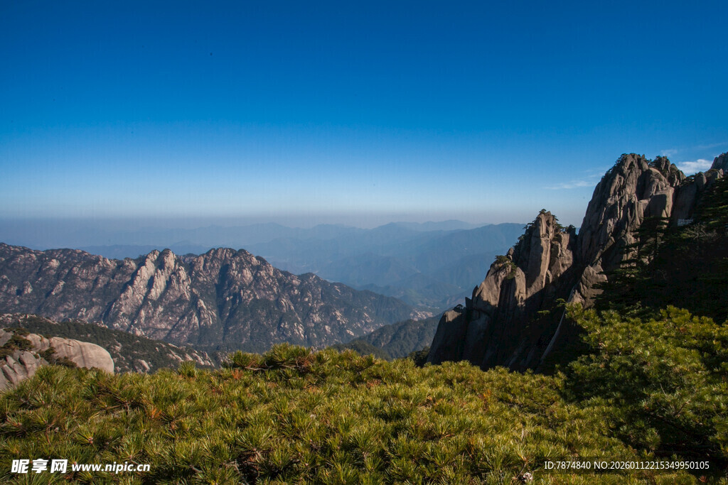 壮美山景 绿意与峰峦交织