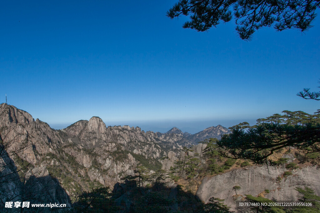 壮丽山景 蓝天映衬奇峰