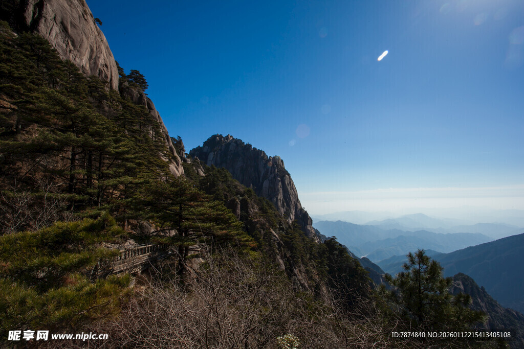 壮丽山景与蓝天交相辉映