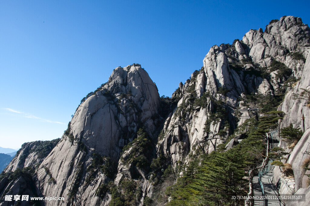 巍峨险峻的壮丽山峰