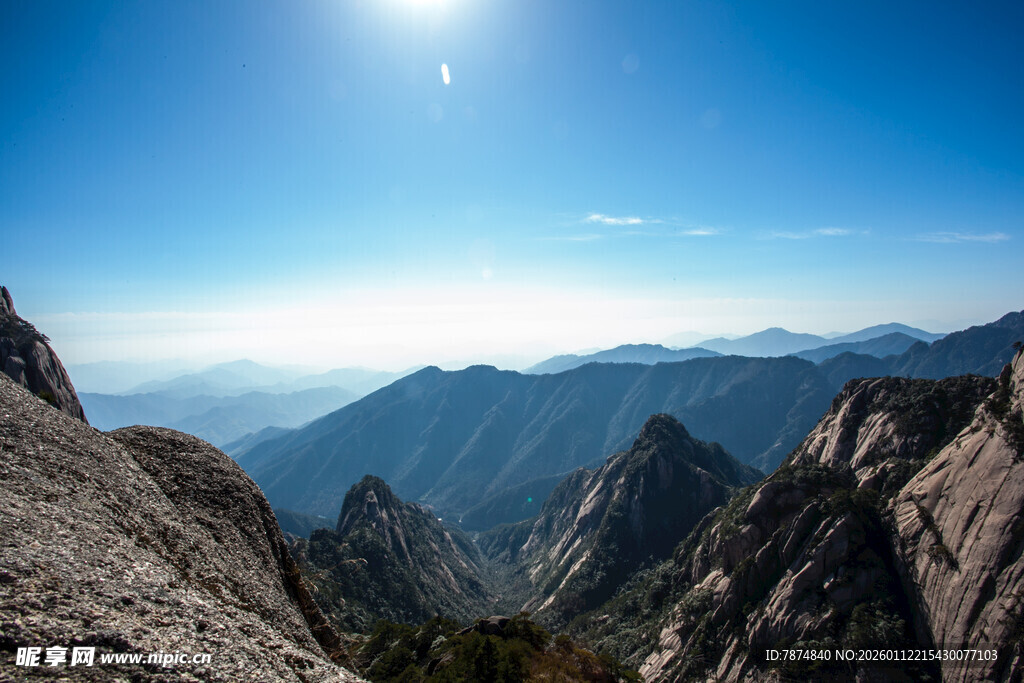 巍峨高山壮丽蓝天美景