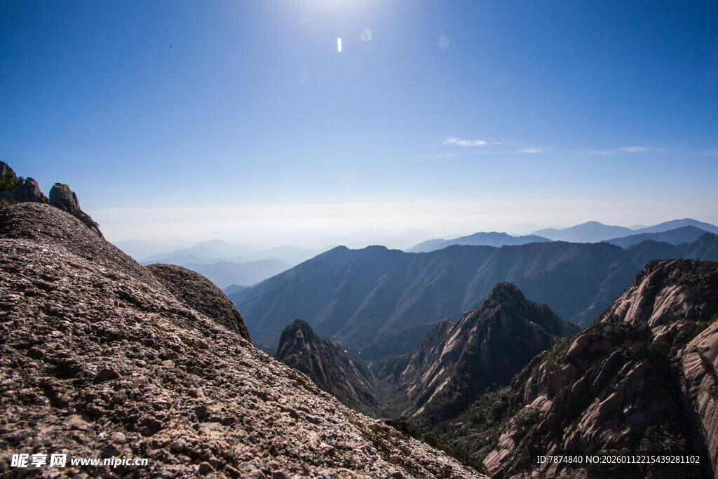 高山之巅壮丽风光