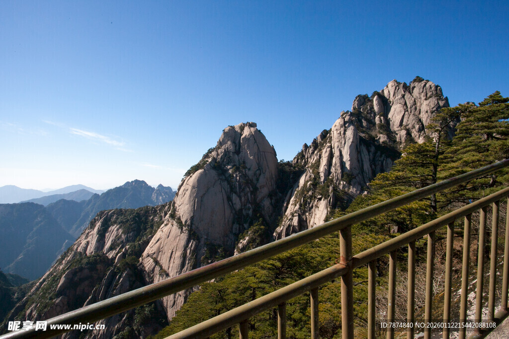 黄山壮丽山景与观景护栏