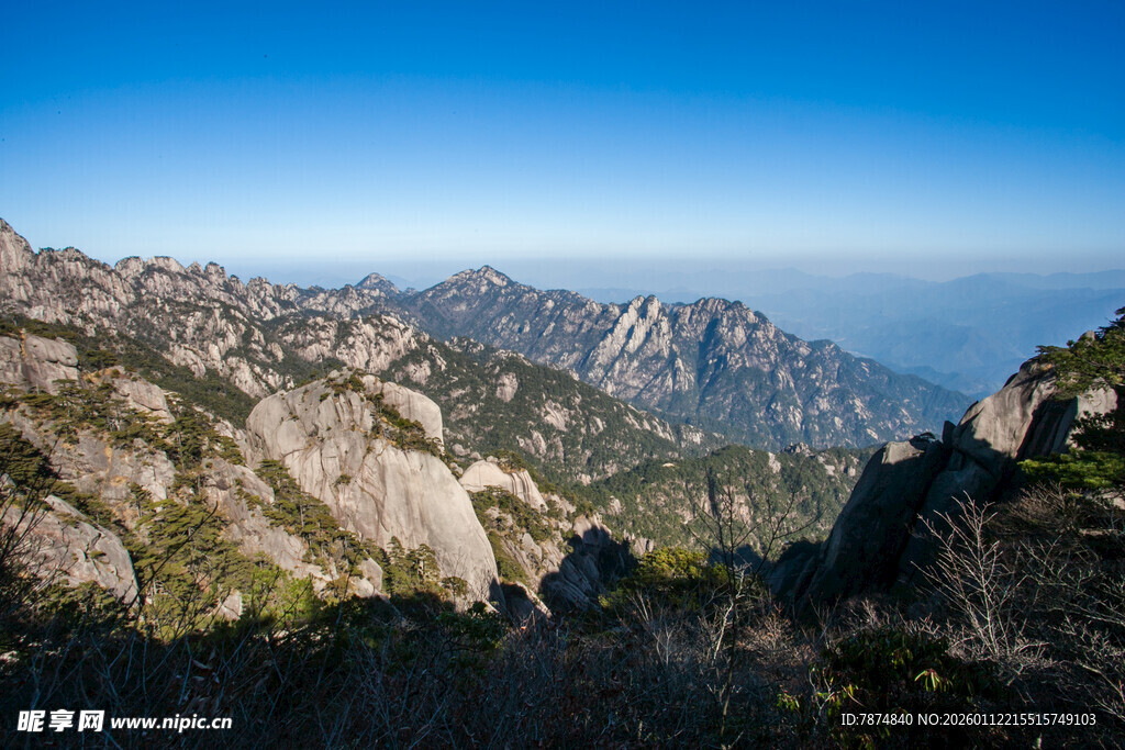 壮丽山景 蓝天映衬的巍峨山脉