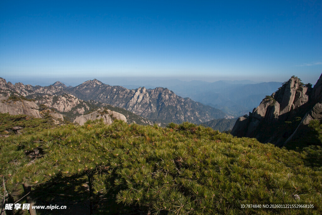 高山绿野间的壮阔景致