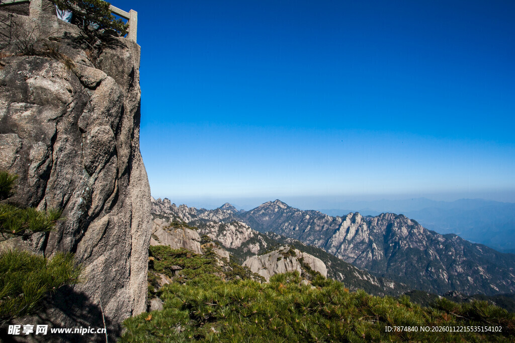 巍峨山峰壮丽自然景观