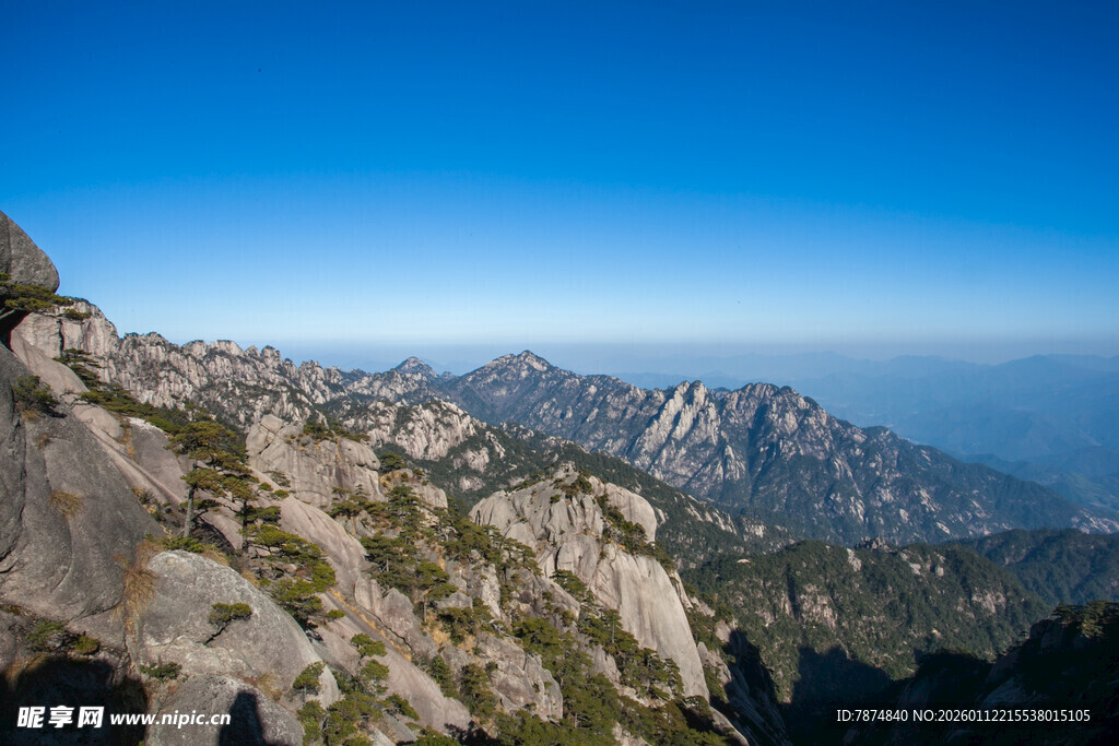 巍峨群山蓝天美景