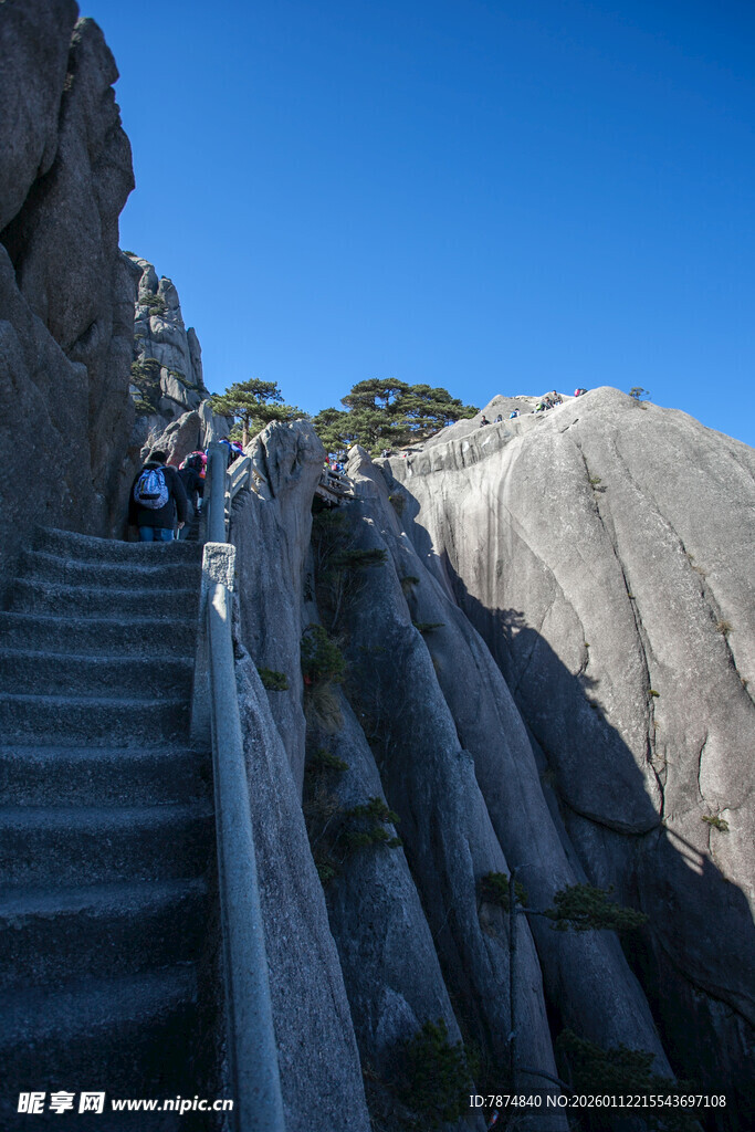 山间石阶上的攀登者