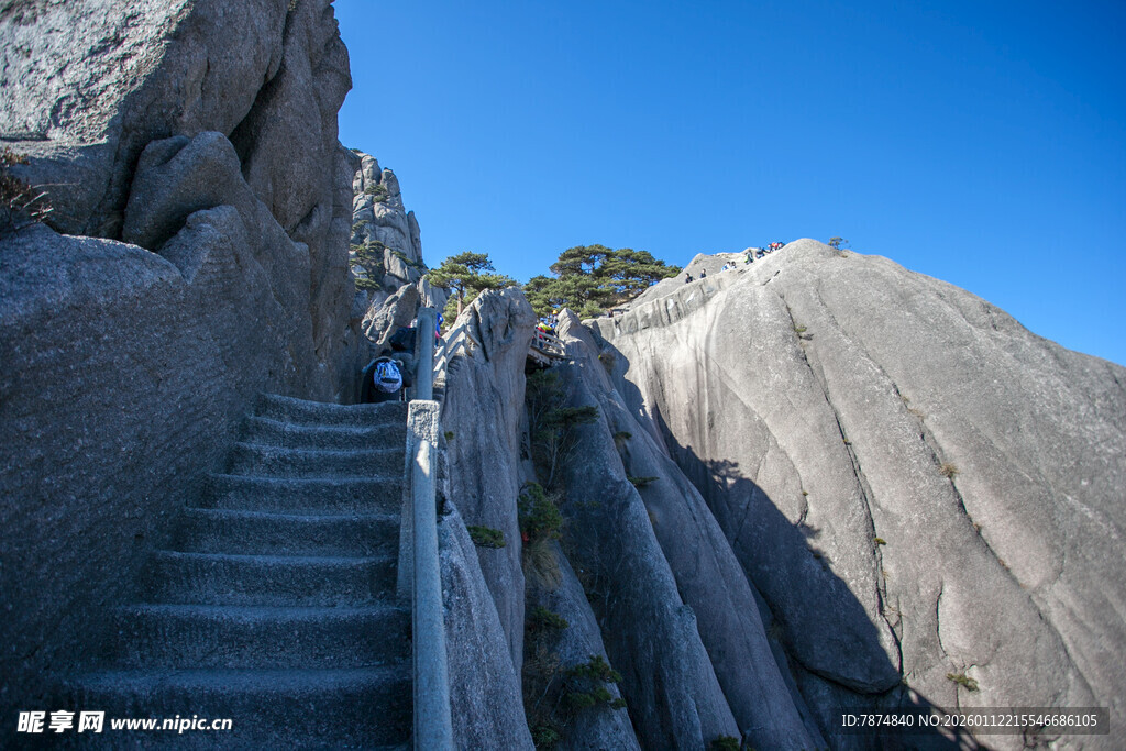黄山陡峭石阶登山景象