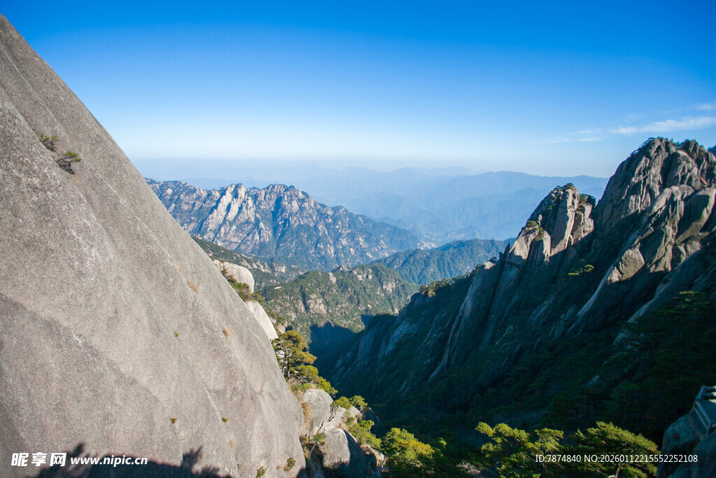 壮丽山景俯瞰巍峨群峰