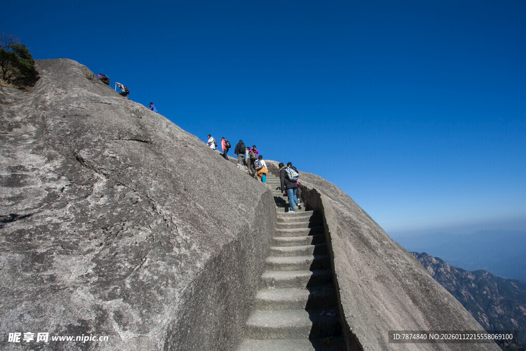 攀登陡峭石阶的徒步者