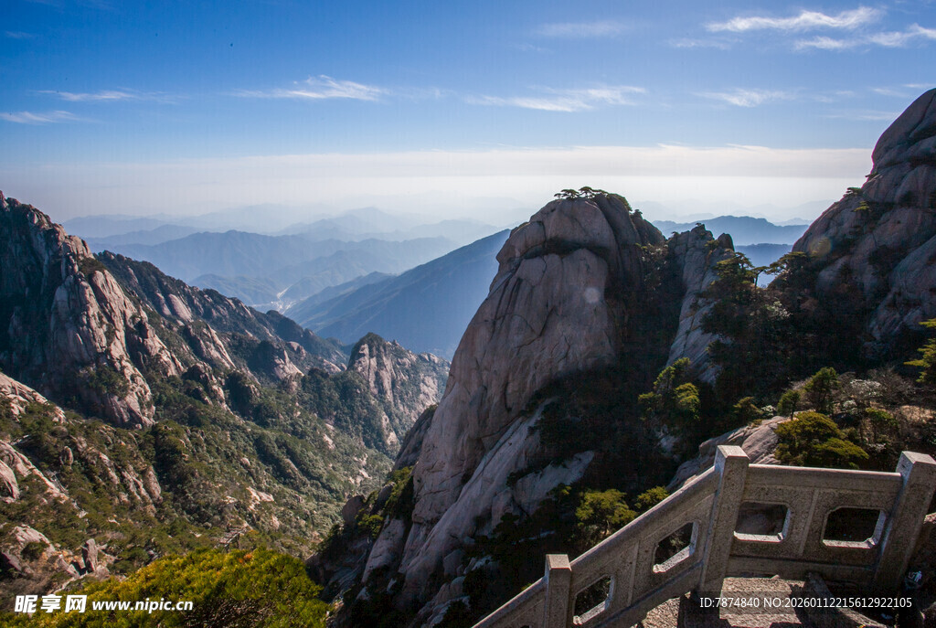 壮丽山景中的蜿蜒栈道