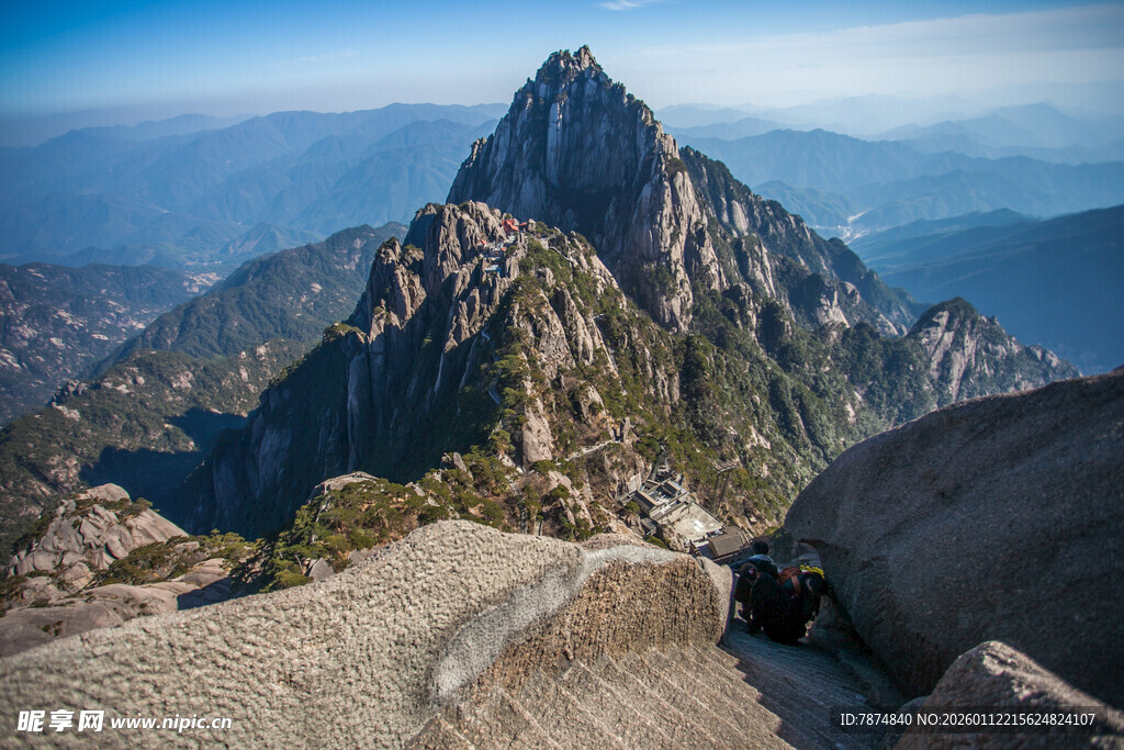 巍峨山峰壮丽景致