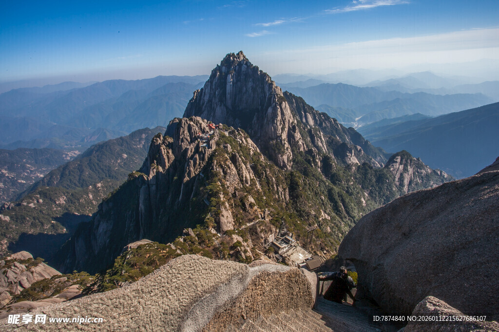 巍峨峻峭的壮丽山峰景观