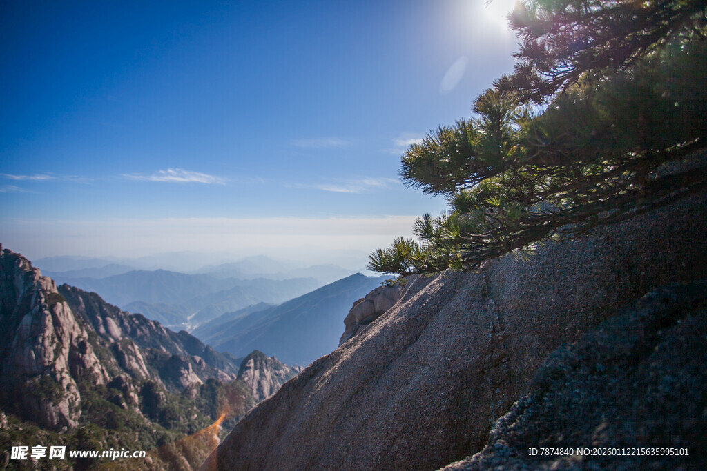 黄山美景 峭壁与松映蓝天