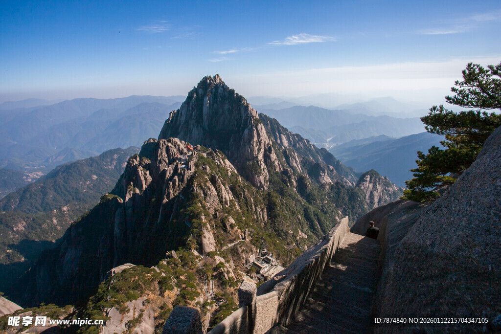 巍峨山峰壮丽自然景观