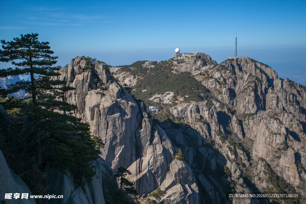 巍峨峻峭的壮丽山峰景色