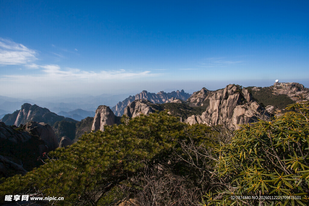 壮丽山景 绿意与奇峰相映