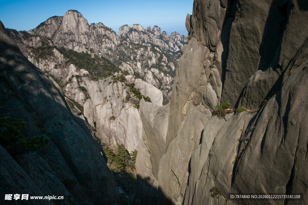 巍峨险峻的壮丽山景