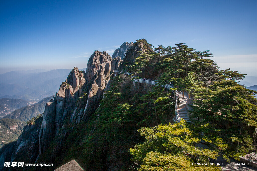 峻峭山峰与葱郁植被景观