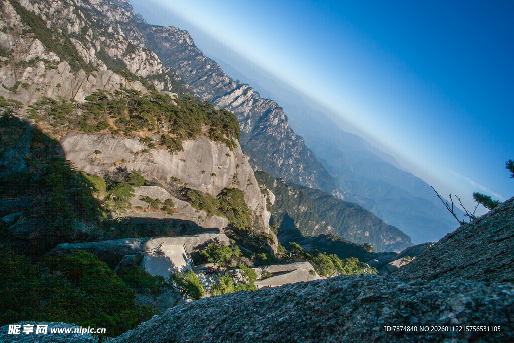 壮丽山景 阳光洒落山谷