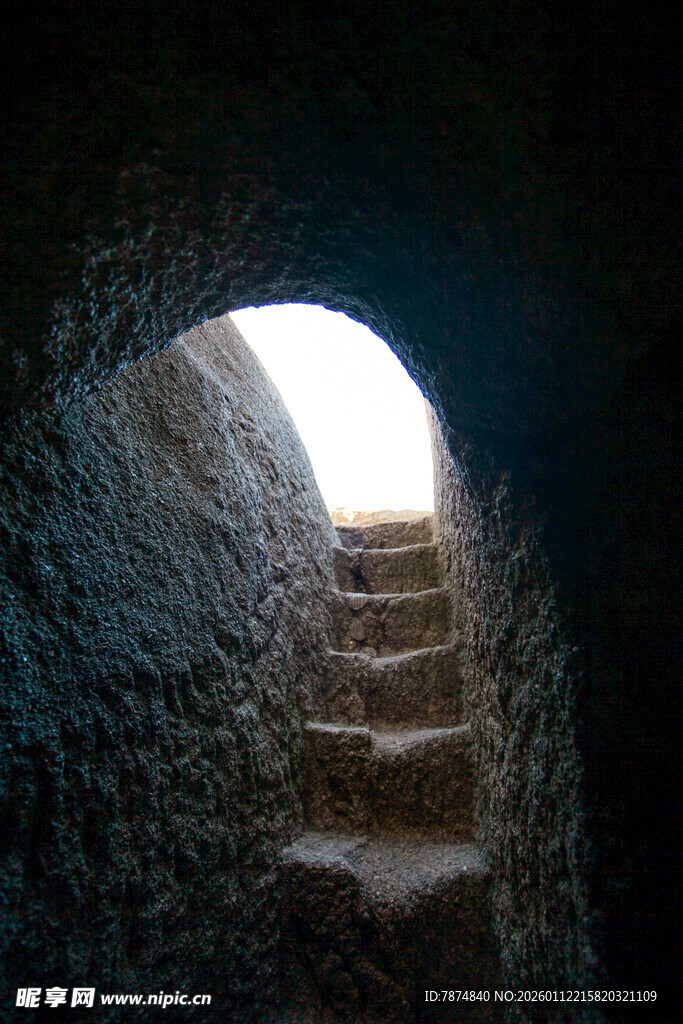 石砌隧道中的阶梯与光亮