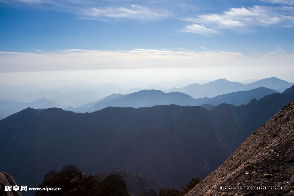 壮丽山景 蓝天白云相伴