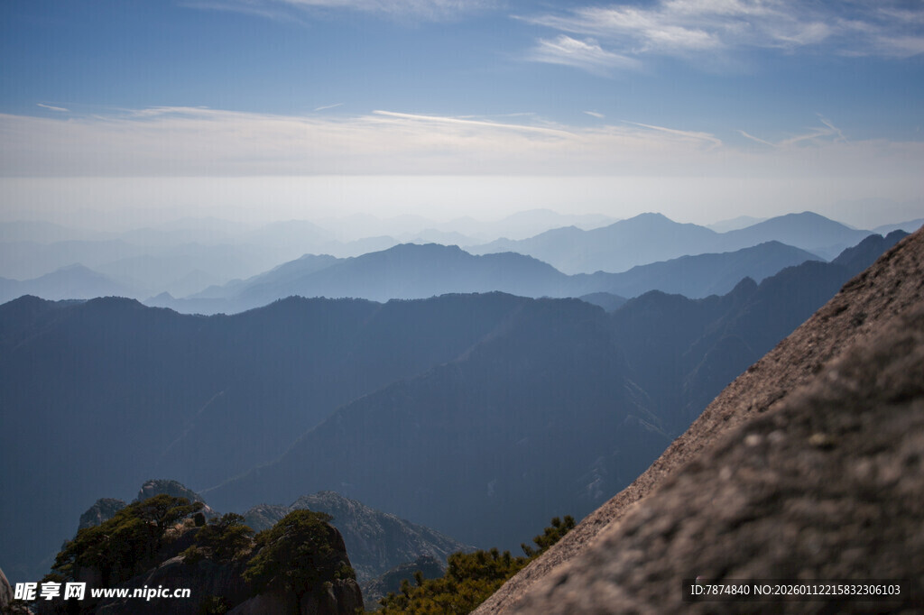 山巅远眺连绵山脉美景