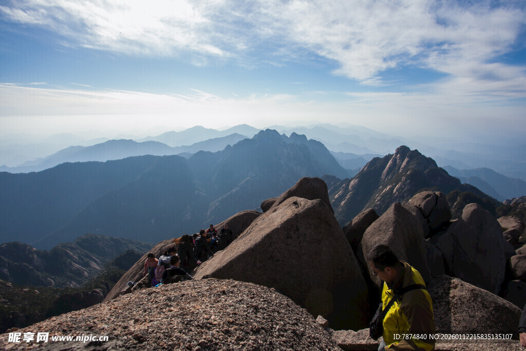 高山之巅的徒步者