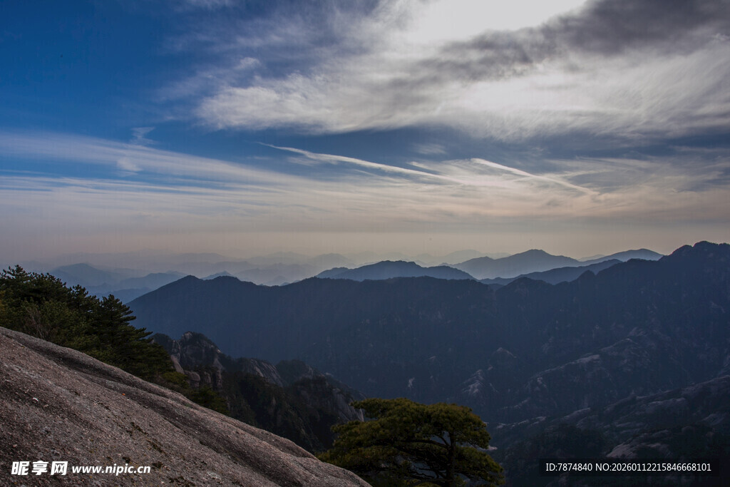 山巅云海壮丽风光