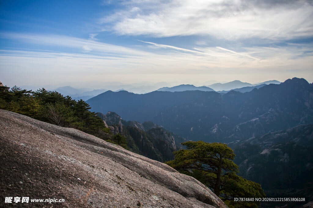 山巅远眺壮丽山川景色